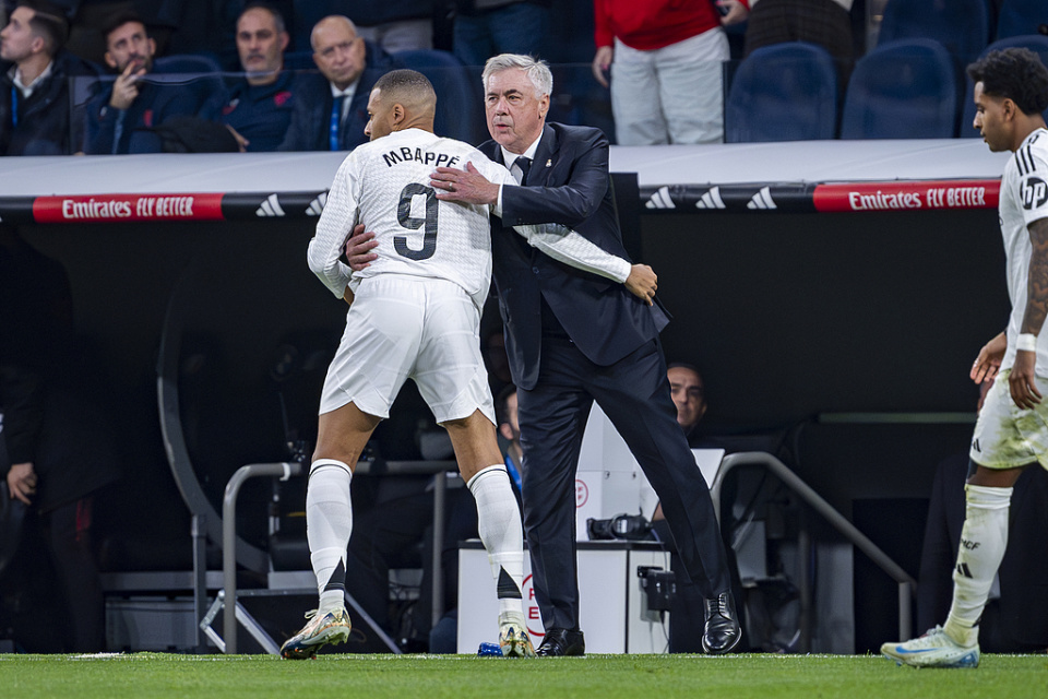 九游真人娱乐姆巴佩重返赛场，出色发挥首场状态出色，篮网观众沸腾！