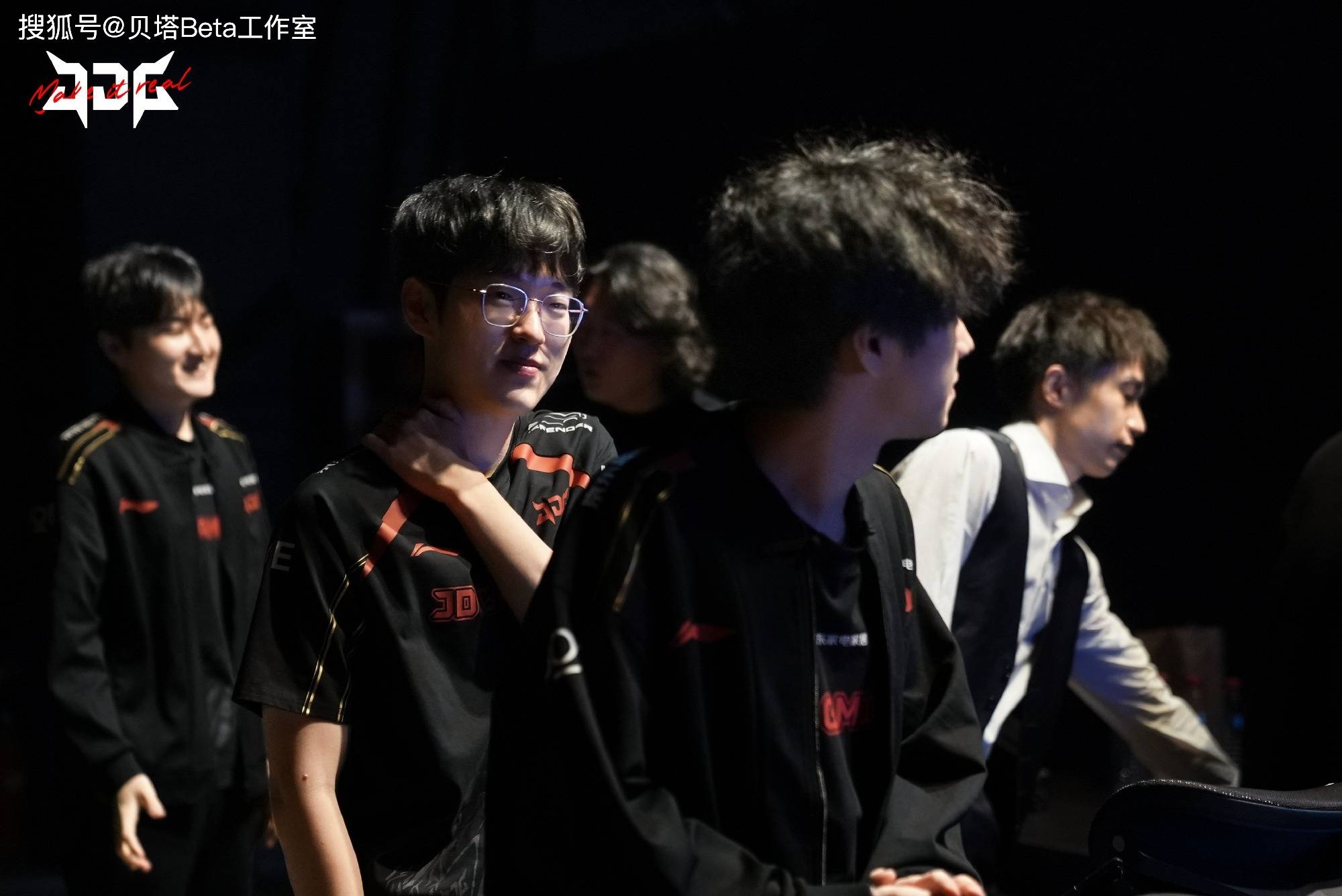 九游体育appTES带队取胜！，Scout重要时刻持续失利赛场气氛高涨(theshy选手暂别赛场)